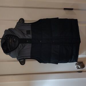 Under Armour Hooded Puffer Vest•Gtey+Black •Youth medium •Boys